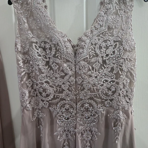 Cachet Lavender Lace Maxi Dress - Picture 4 of 5